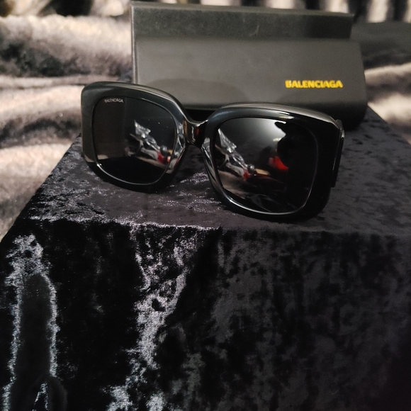 Sunglasses - Picture 3 of 4